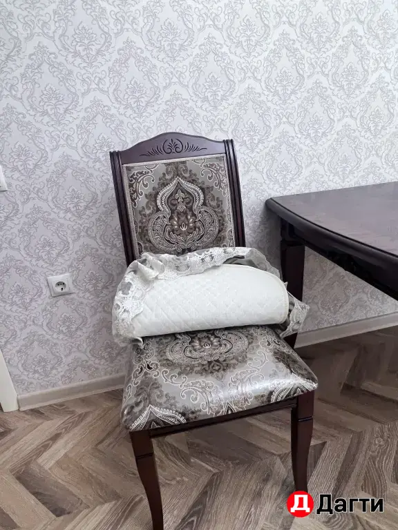 стол и стулья