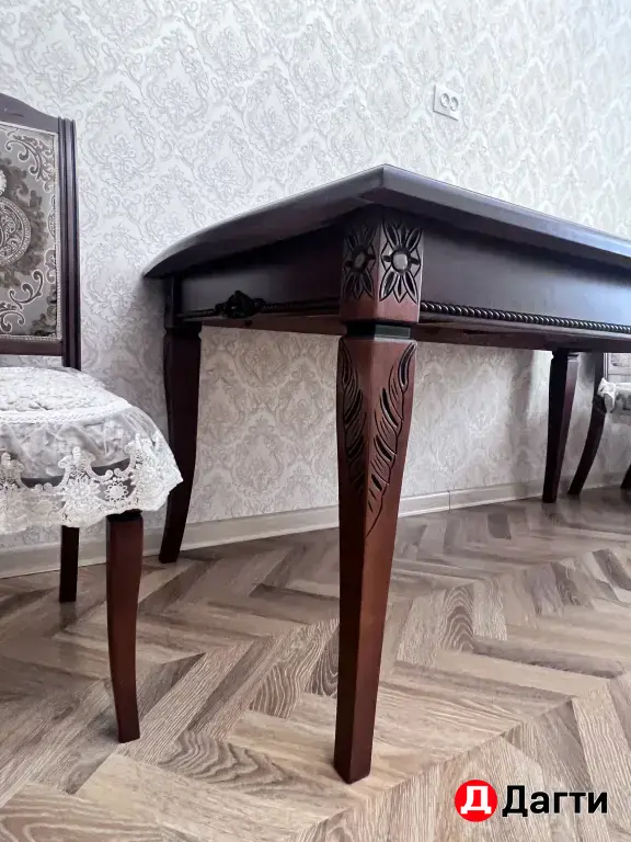 стол и стулья