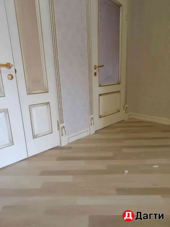 Монтаж плинтуса и ламината