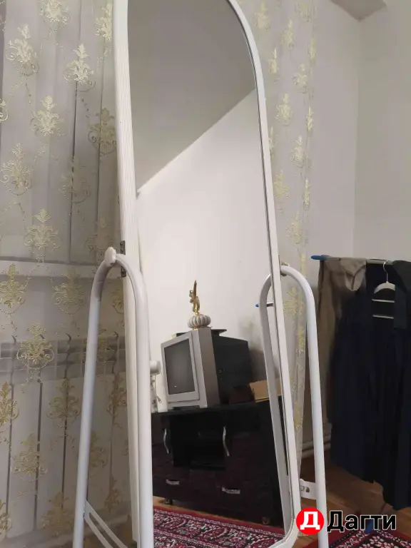 Зеркало на колесиках
