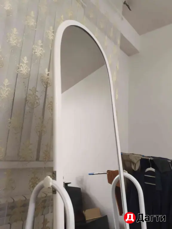 Зеркало на колесиках