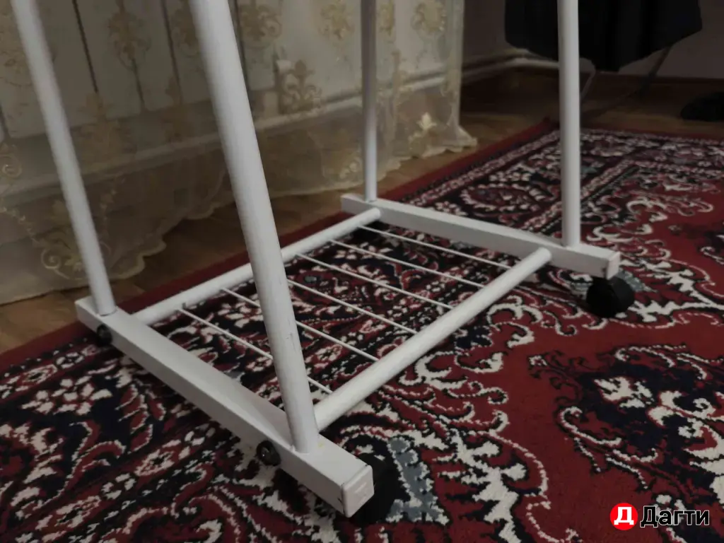 Зеркало на колесиках
