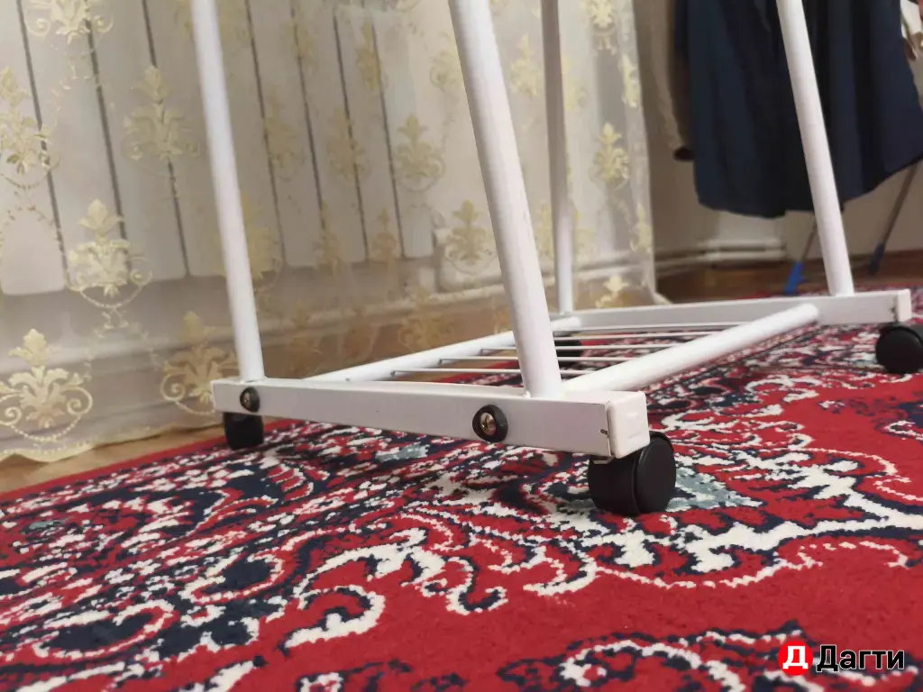 Зеркало на колесиках