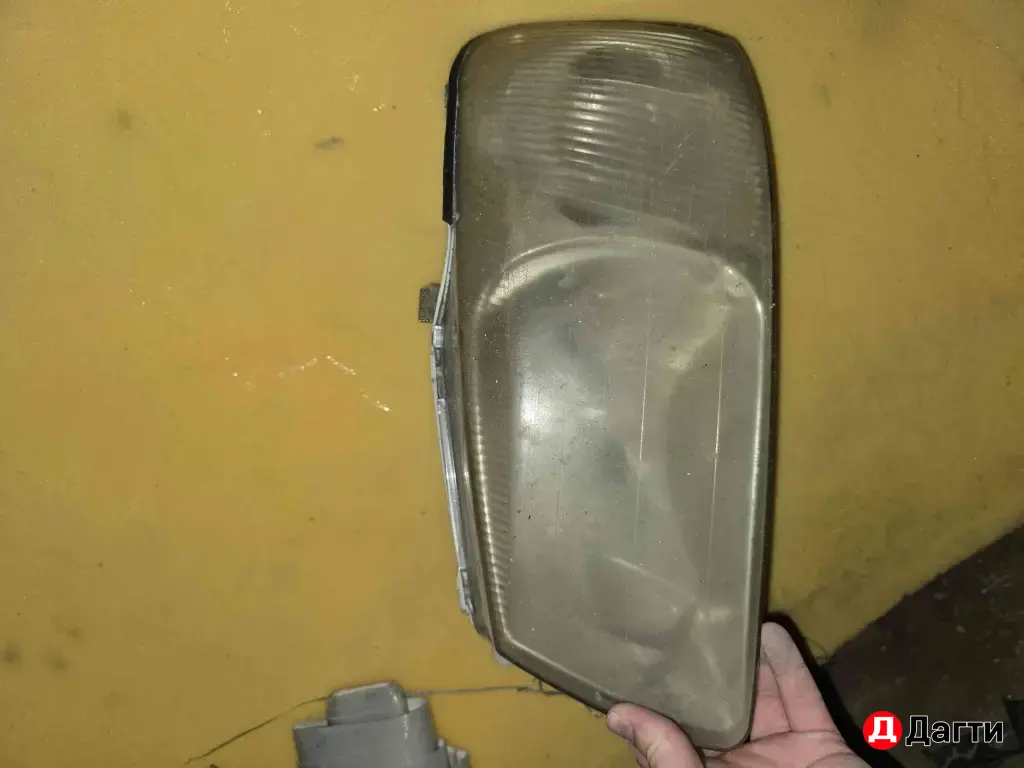 Передняя левая и правая фара на Hyundai Accent Тагаз