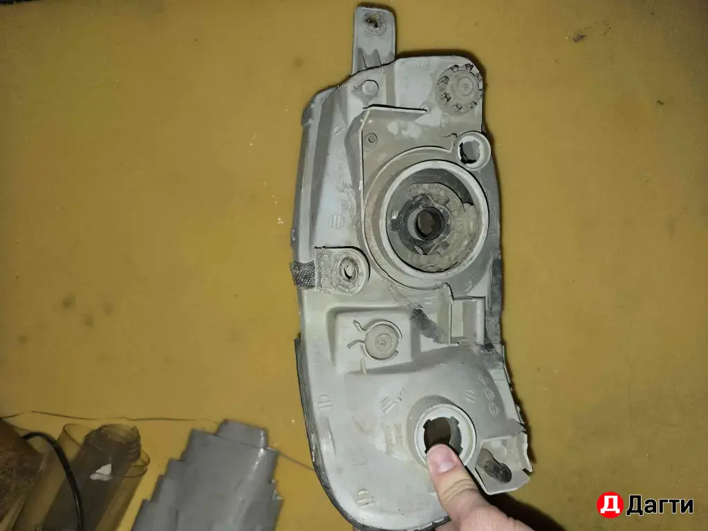Передняя левая и правая фара на Hyundai Accent Тагаз
