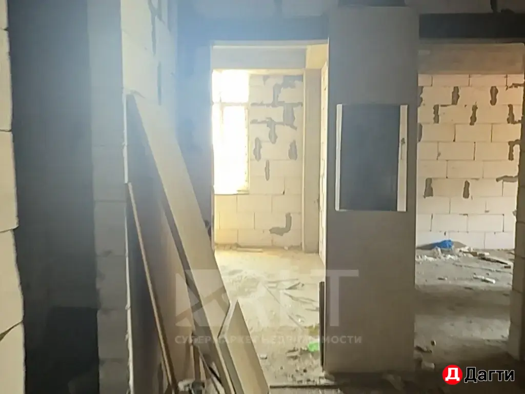 Продается двухкомнатная квартира(каркас) по улице А.Гаджиева (бывш. Виноградная),ОП 75м2, на 7-м этаже 8-этажного дома