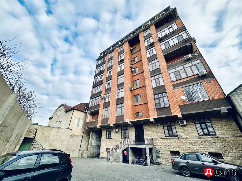 Продается двухкомнатная квартира(каркас) по улице А.Гаджиева (бывш. Виноградная),ОП 75м2, на 7-м этаже 8-этажного дома