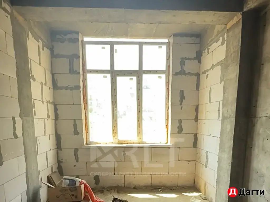 Продается двухкомнатная квартира(каркас) по улице А.Гаджиева (бывш. Виноградная),ОП 75м2, на 7-м этаже 8-этажного дома