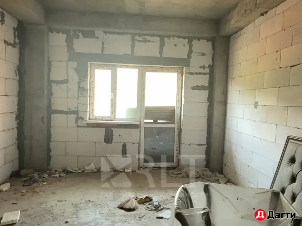 Продается двухкомнатная квартира(каркас) по улице А.Гаджиева (бывш. Виноградная),ОП 75м2, на 7-м этаже 8-этажного дома