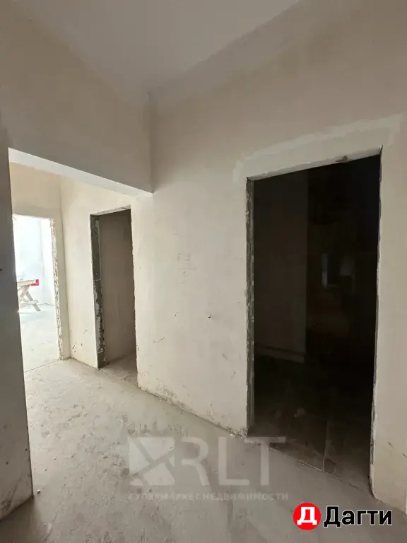 Продается трехкомнатная урока по улице Времена года.