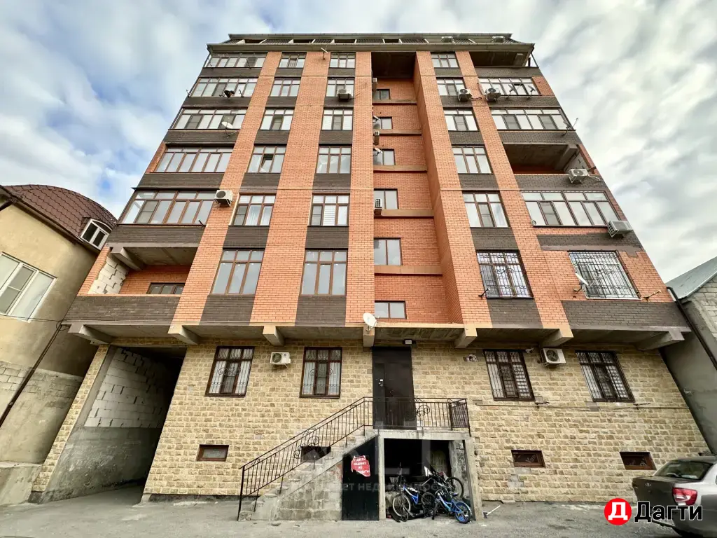 Продается двухкомнатная квартира(каркас) по улице А.Гаджиева (бывш. Виноградная),ОП 75м2, на 7-м этаже 8-этажного дома