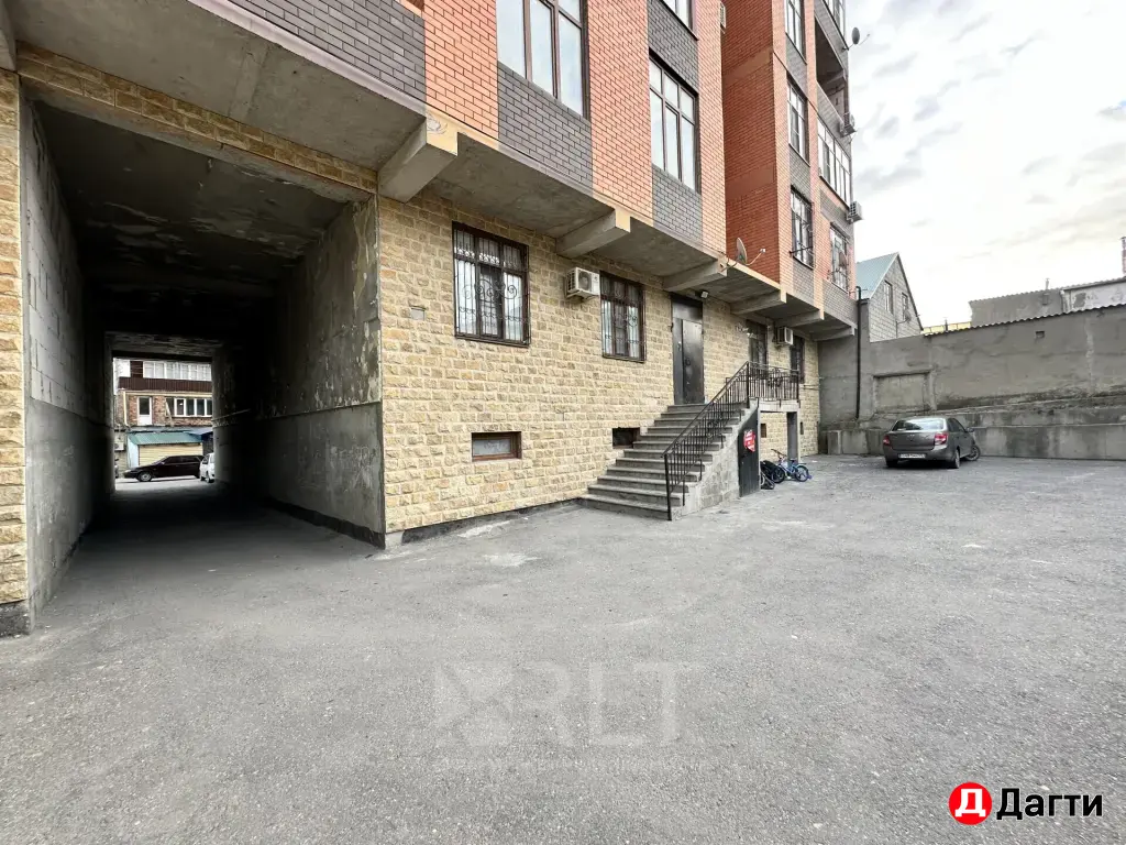 Продается двухкомнатная квартира(каркас) по улице А.Гаджиева (бывш. Виноградная),ОП 75м2, на 7-м этаже 8-этажного дома