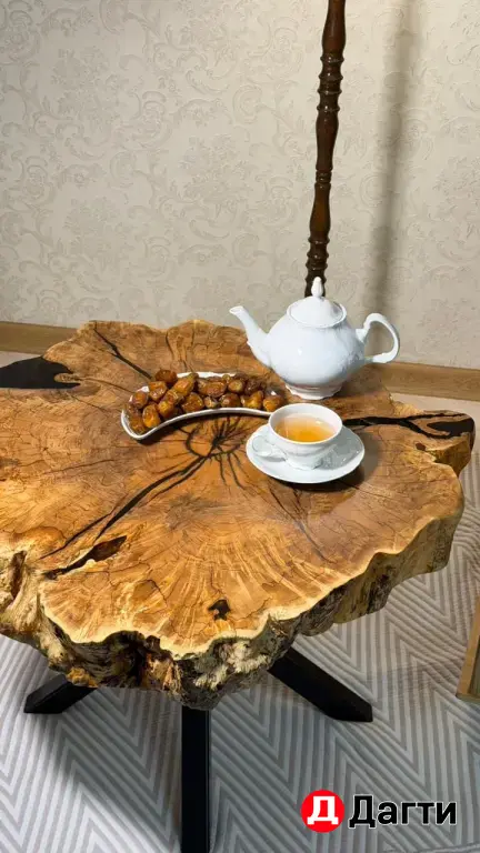 Стол из дерева.