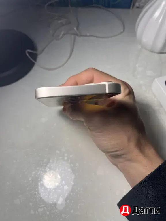 IPhone 13 (белый)