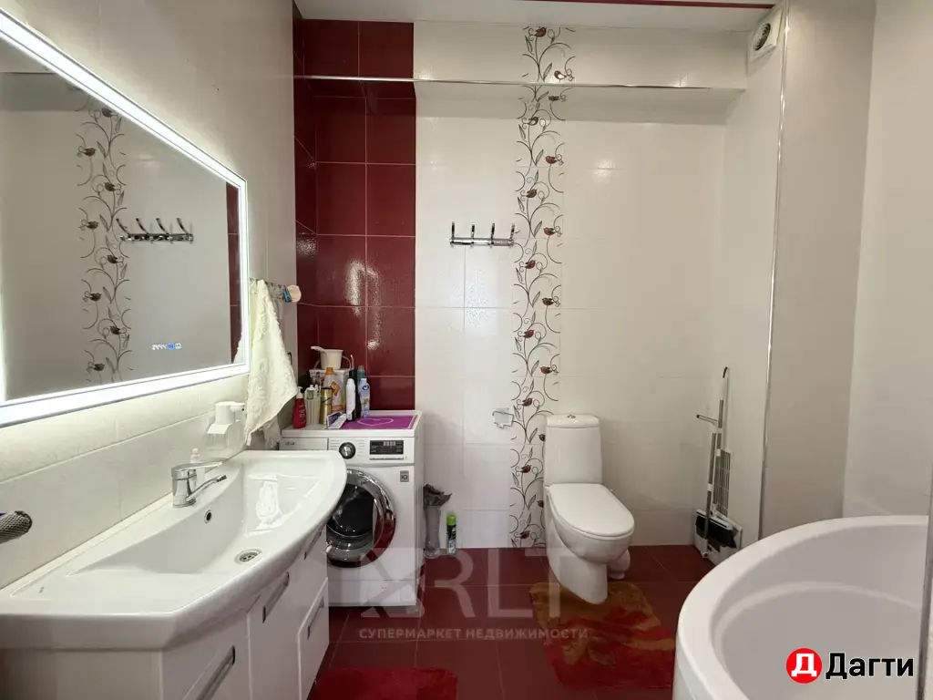 Продается 3-х комнатная квартира по улице Митарова,общей площадью 70 м2, на 3-м этаже 6-этажного дома.