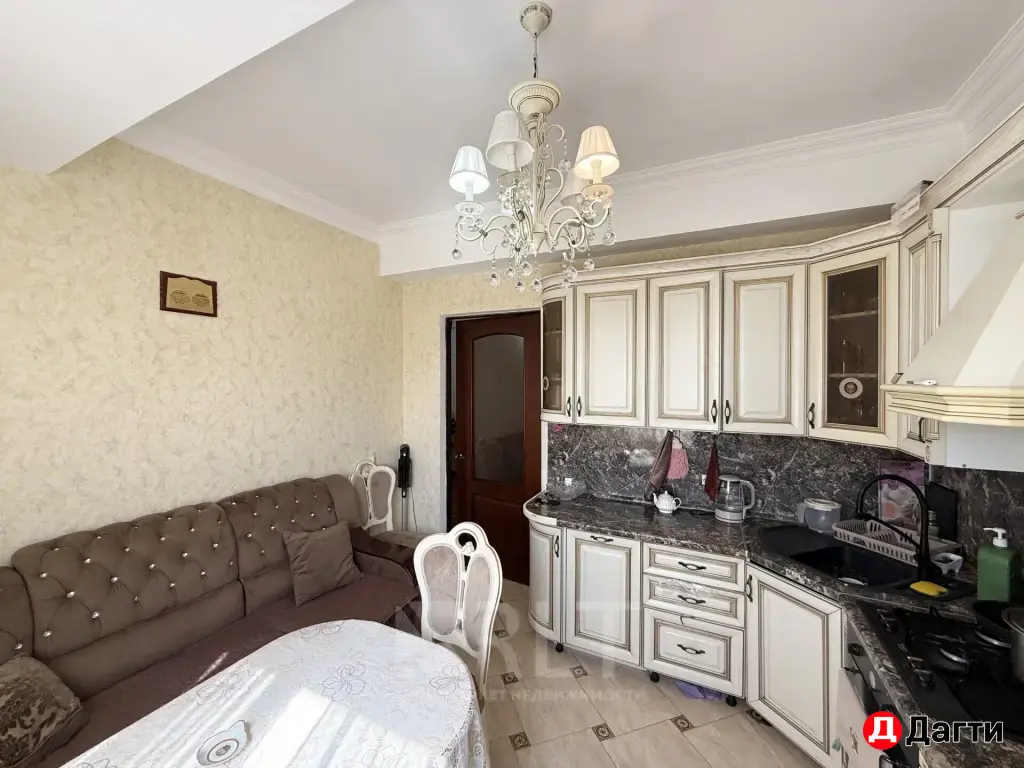 Продается 3-х комнатная квартира по улице Митарова,общей площадью 70 м2, на 3-м этаже 6-этажного дома.