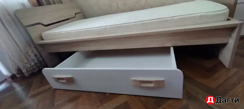 кровать с комодом