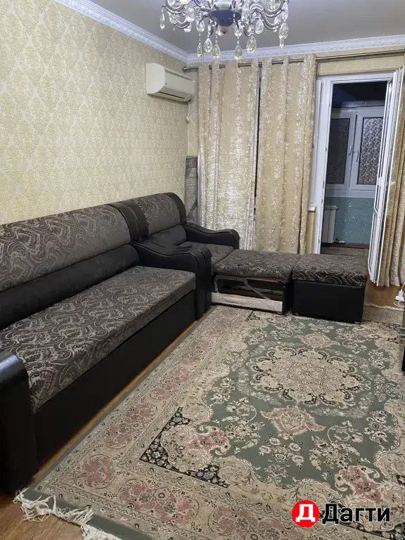 Диван и кресло и занавески