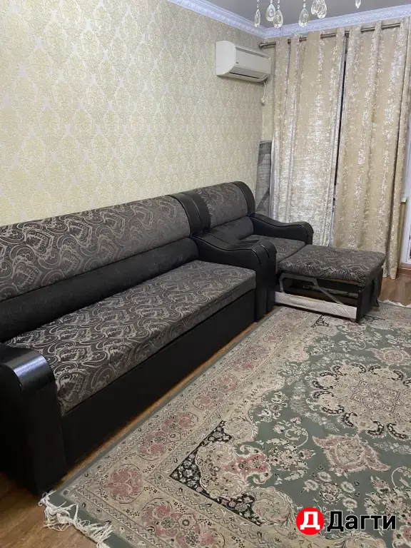 Диван и кресло и занавески