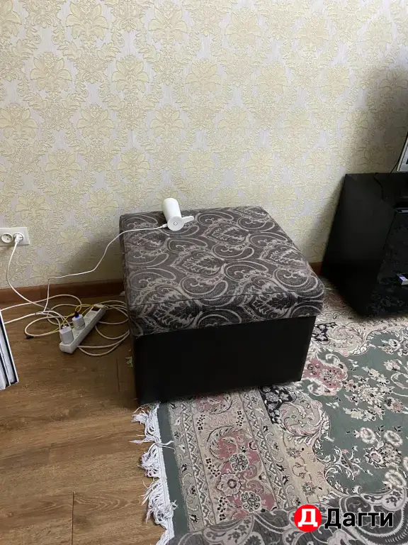 Диван и кресло и занавески