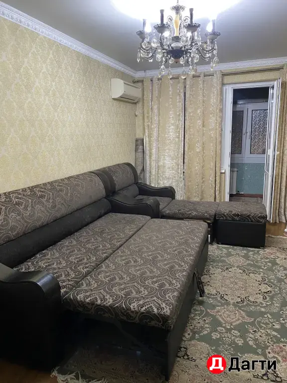 Диван и кресло и занавески