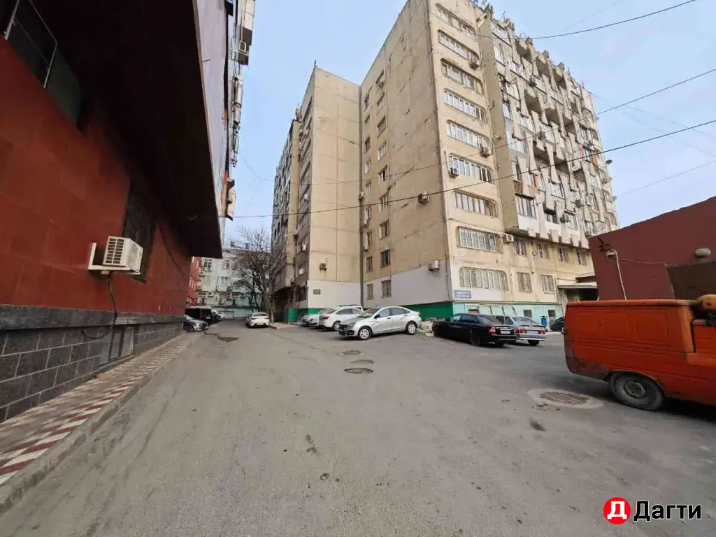 Продаётся 4 х комнатная квартира в центре города.
