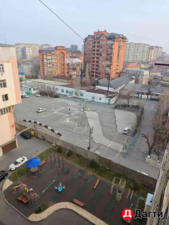 Продаётся 4 х комнатная квартира в центре города.