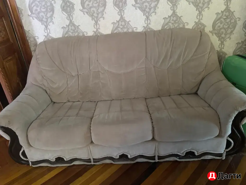 диваны и кресла.