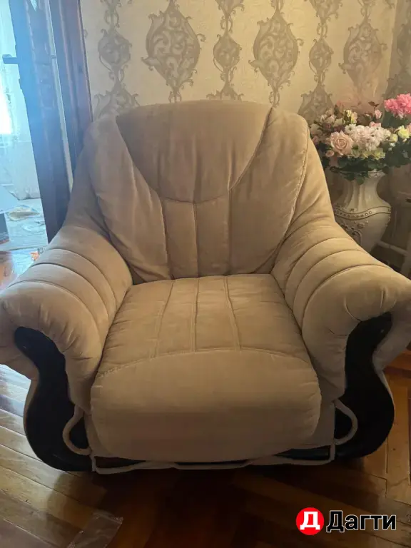 диваны и кресла.