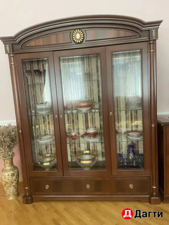 Витрина для посуды и комод