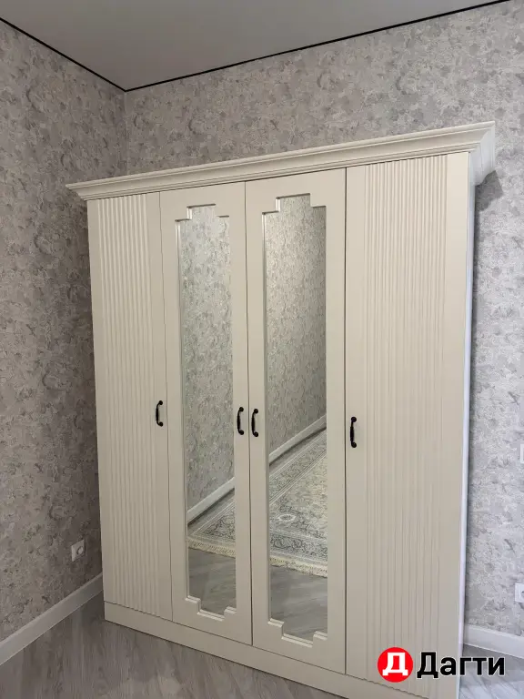 четырехстворчатый шкаф