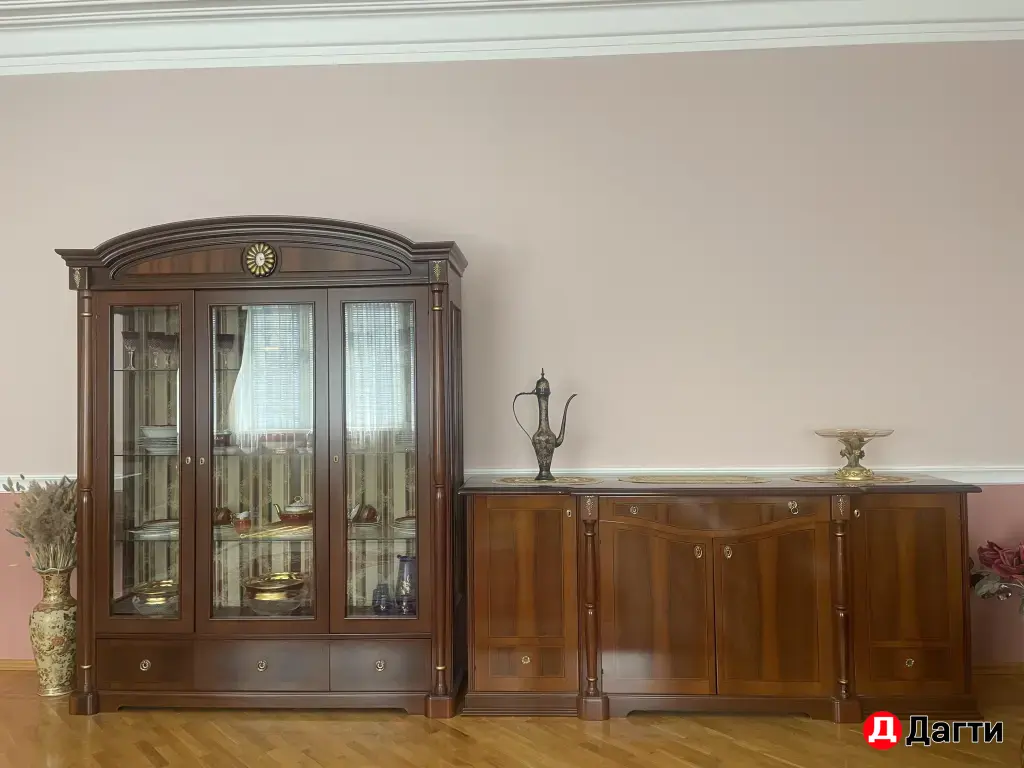 Витрина для посуды и комод