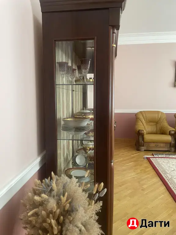 Витрина для посуды и комод