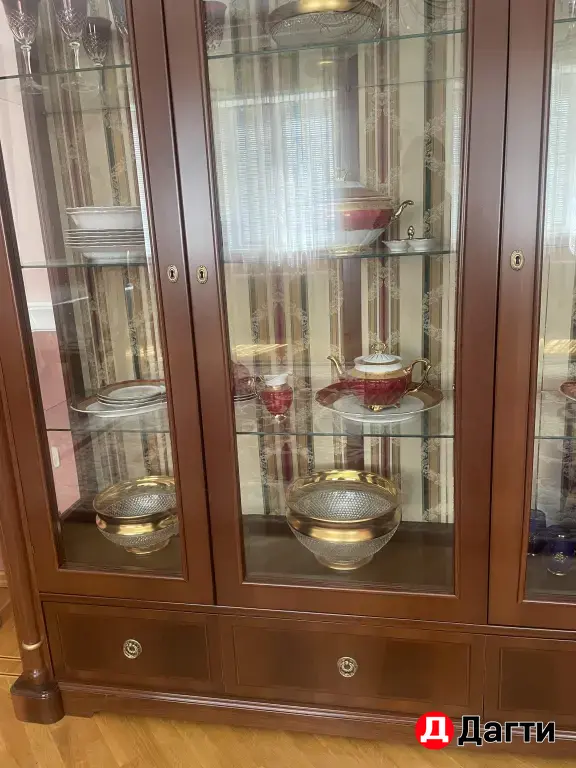 Витрина для посуды и комод