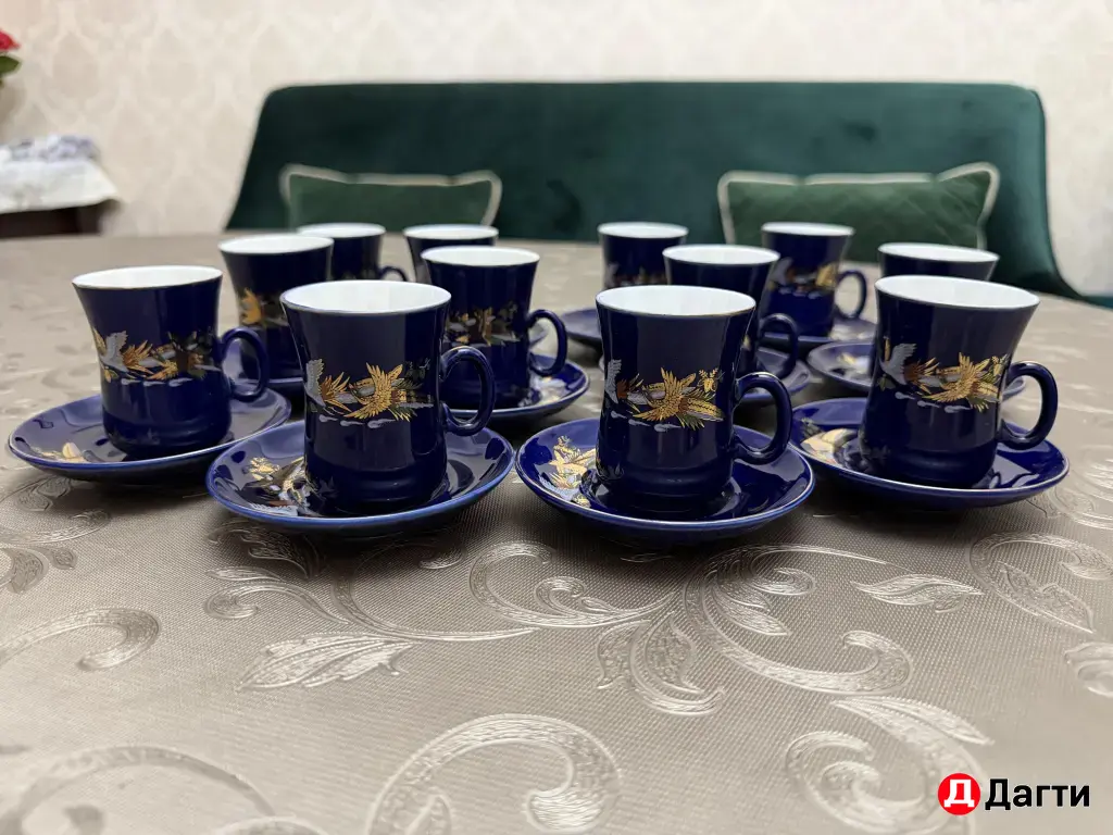 Кофейные чашки с блюдцами