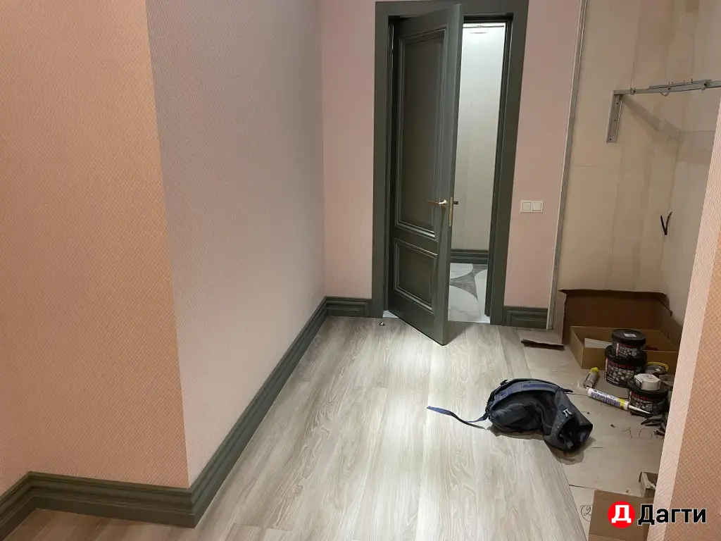 установка плинтусов,наличников и доборов.