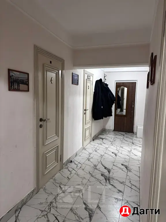 Продаётся просторная 4 ком квартира на Амет-хана Султана