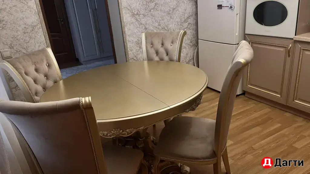 Столы и стулья