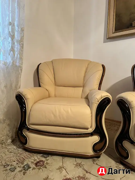 Кожанный холл: 1 диван и 2 кресла