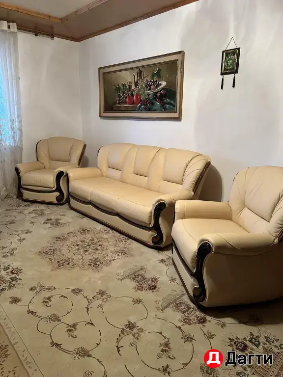 Кожанный холл: 1 диван и 2 кресла