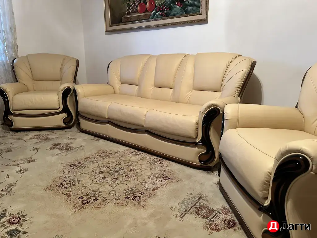 Кожанный холл: 1 диван и 2 кресла