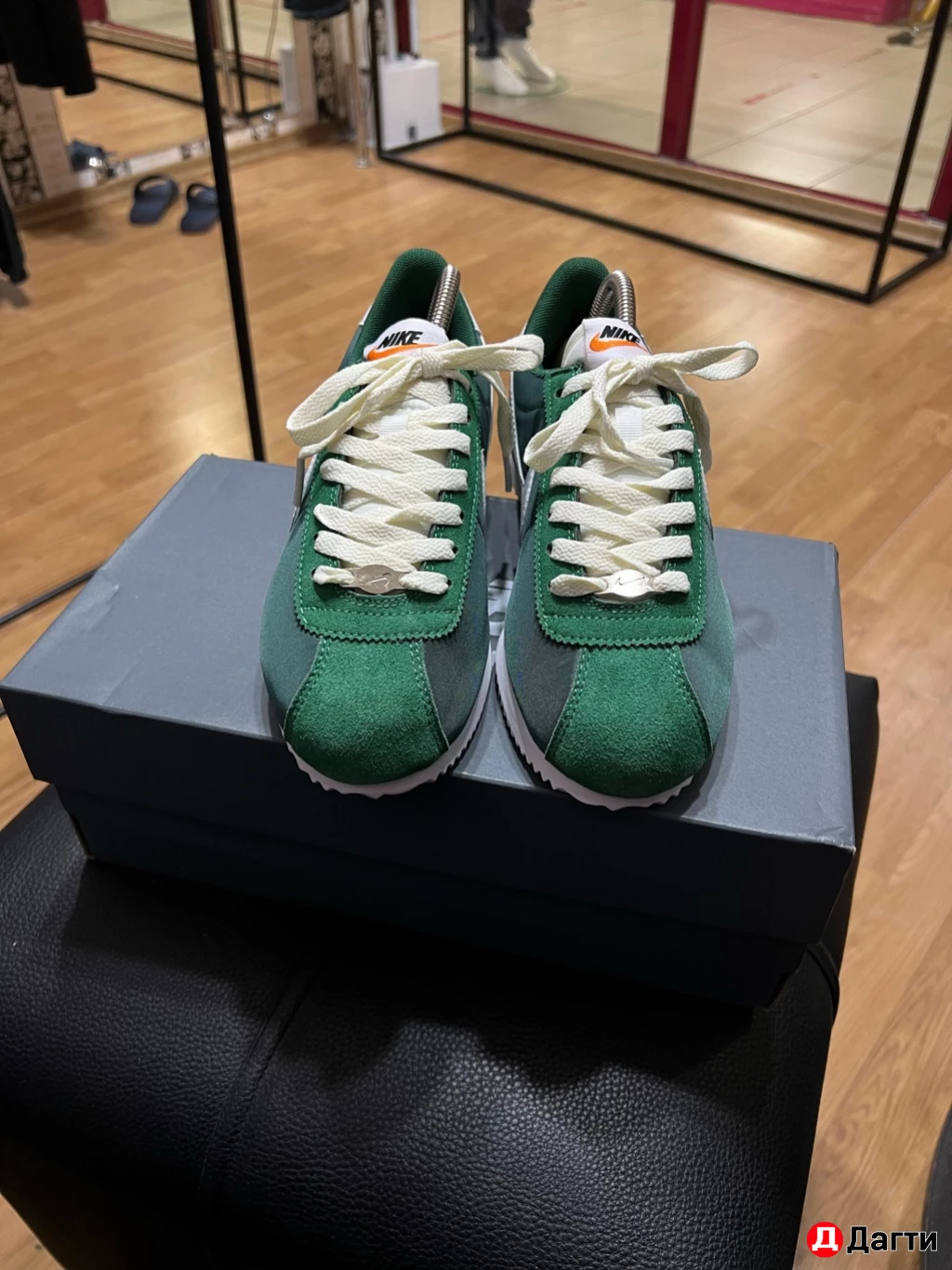 NIKE