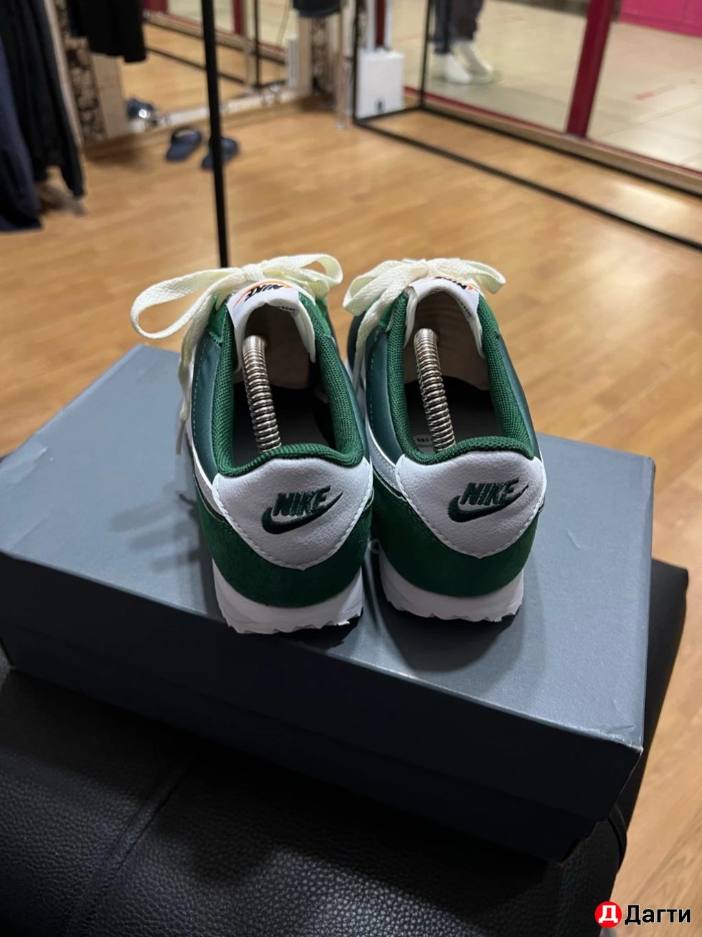 NIKE