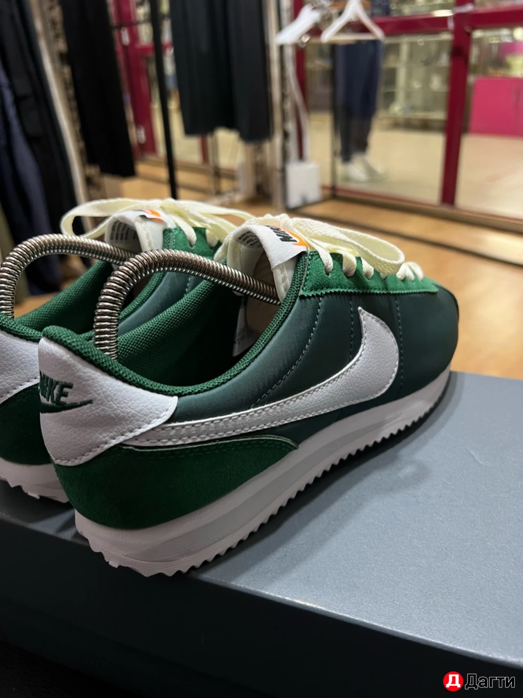 NIKE
