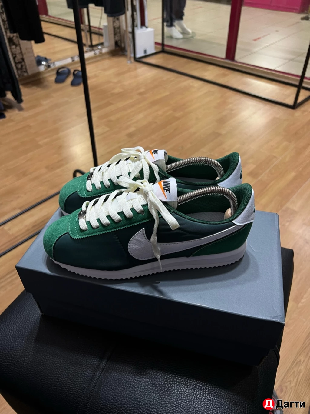 NIKE