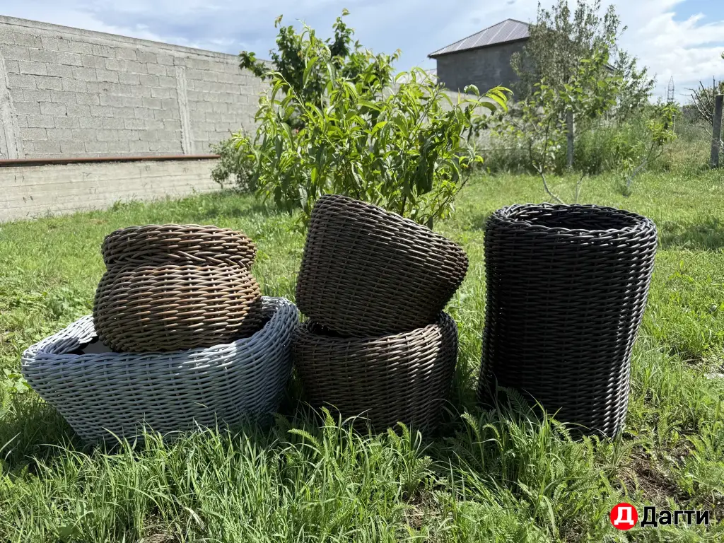 Кашпо из искуственного ротанга