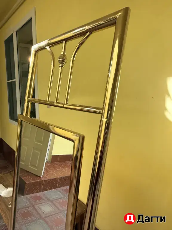 зеркало золотого цвета, б/у в хорошем состоянии
