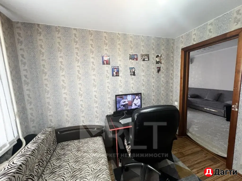 Продается уютная 4-х комнатная квартира по улице Абдулхакима Исмаилова (бывш. Энгельса) на 1-м этаже 5-этажного дома.