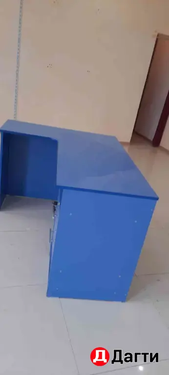 журнальный столик и 2 штук шкафчики с дверями