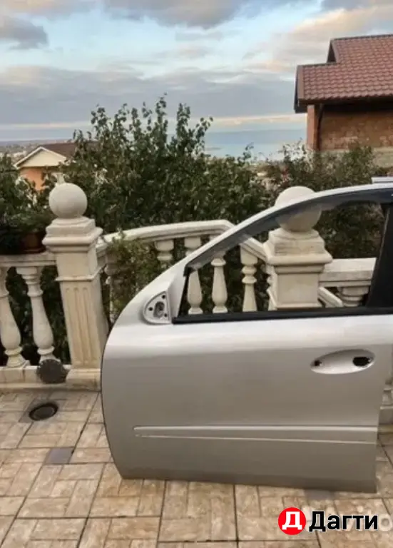 левая дверь все функционирует, целая